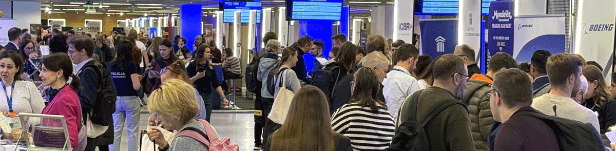 Tłum osób na Targach Pracy i Przedsiębiorczości